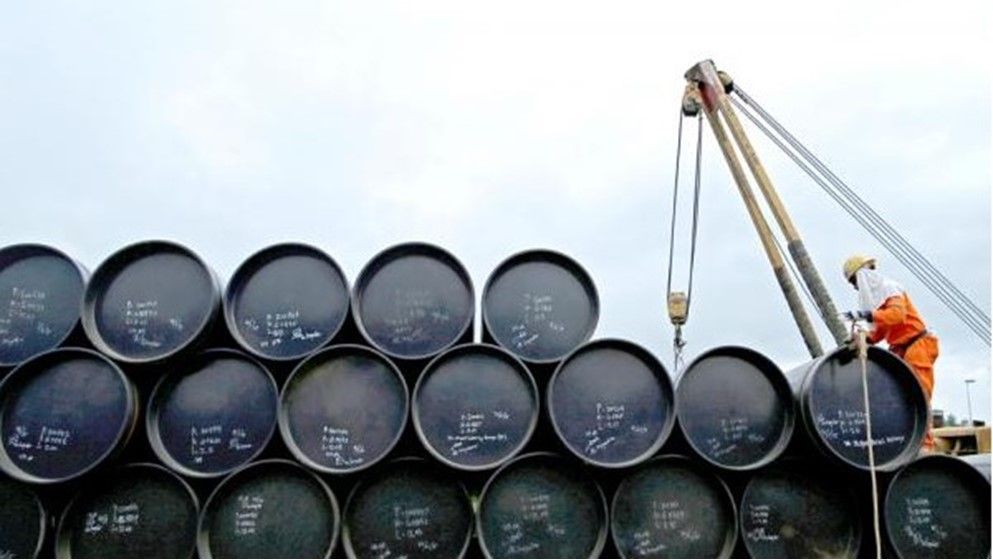 Oil Plummets 9% as Trump’s Outlook Eases Middle East Tensions