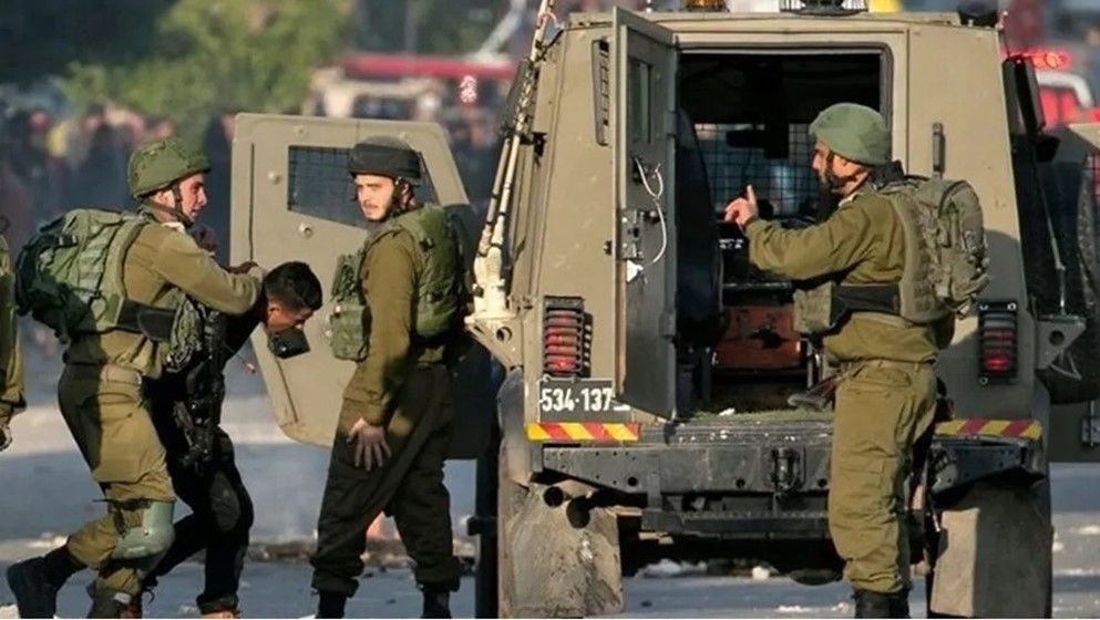 Occupation Forces Arrest 24 Palestinians in the West Bank