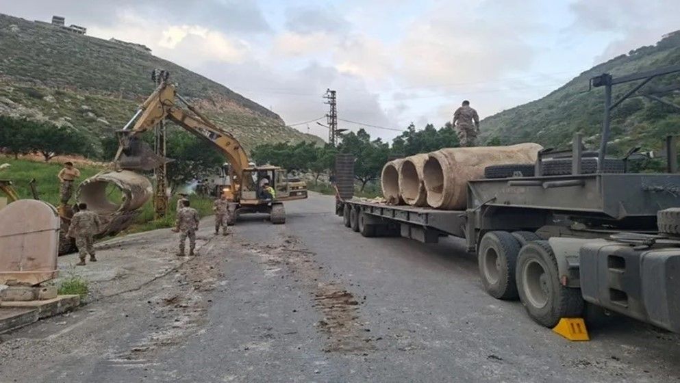 Lebanese Army Continues Clearing Roads and Removing Obstacles