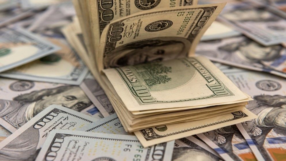 Dollar Falls as Markets Shift to Risk-On After Trump Announces Ceasefire