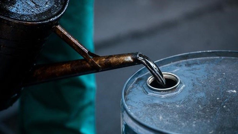 Oil Prices Edge Lower as Investors Monitor Middle East Conflict Developments