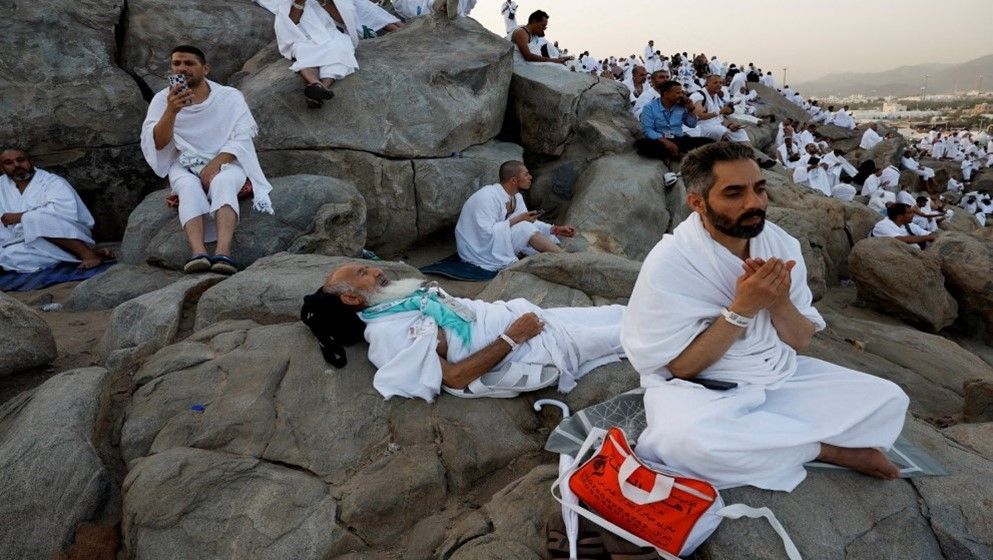 Pilgrims Flock to Arafat to Perform the Core Ritual of Hajj - Jordan ...