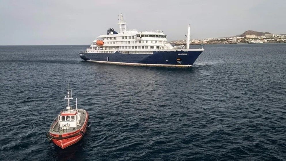 40 Passengers Disembark from "Plague-Stricken" Ship