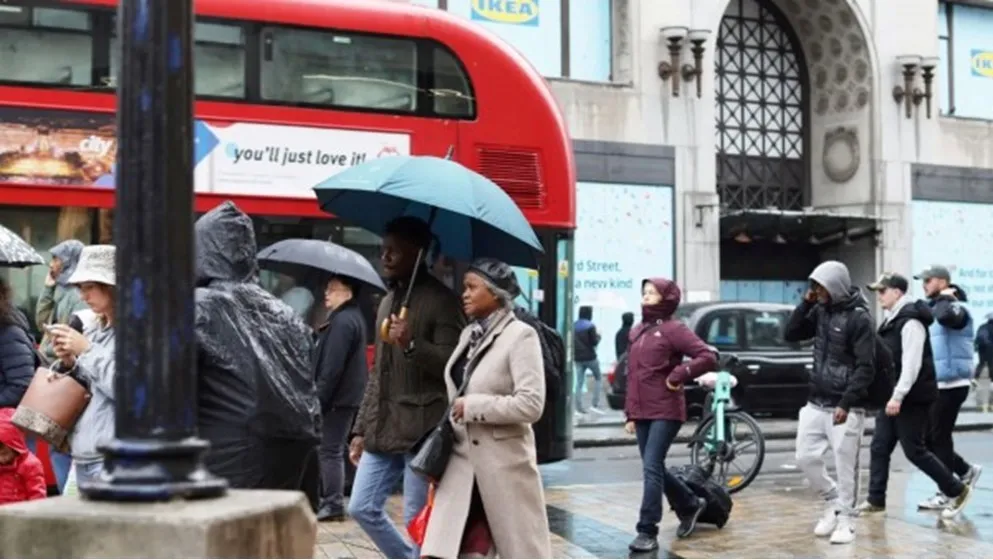 UK Economy Contracts 0.1% in April Impacted by Rising Energy Prices