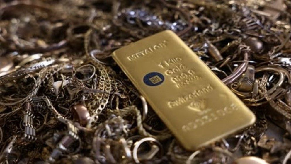 Gold Retreats From Two-Week High as Rising Oil Prices Shift Market Focus