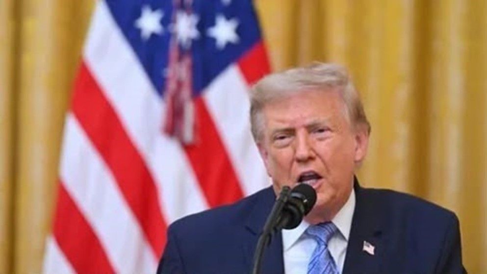 Trump: Iran Is “Completely Collapsing” as Rial Plunges