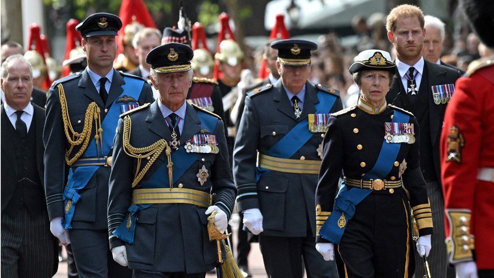 Royals escort queen on final journey from Buckingham Palace...