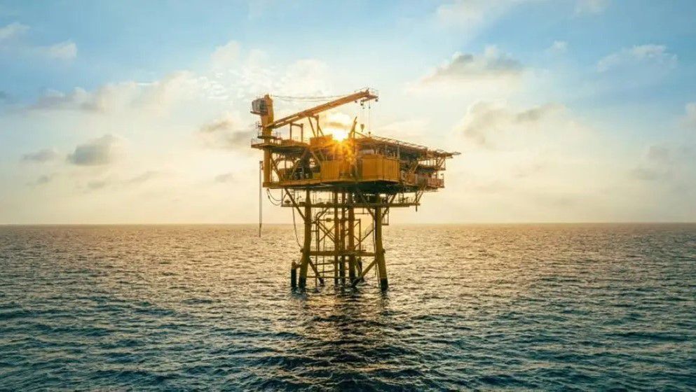 Oil Prices Rise 2% Amid Escalating Russia-Ukraine Tensions
