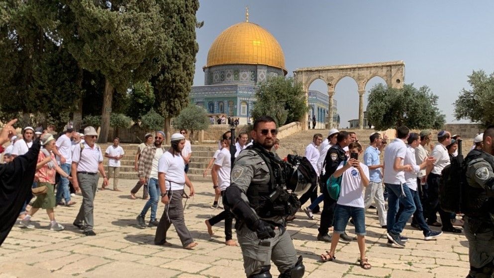 Prostra Settlers Storm Al-Aqsa Mosque, Perform So-Called “Epic Prostra...