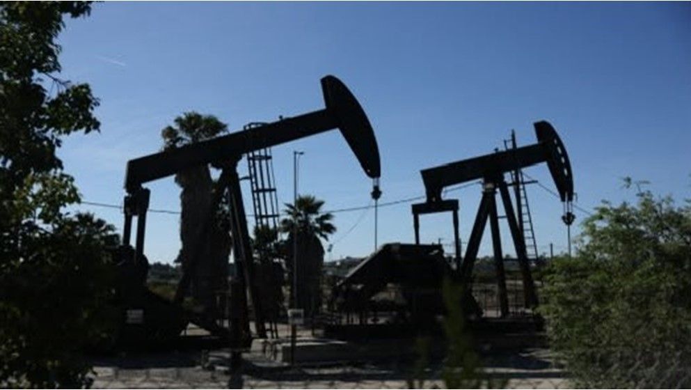 Oil Holds Above $100, Heads for Strong Weekly Gains