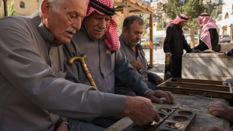 في الأزقة والمقاهي القديمة.. “المنقلة”: لعبة الملح التي لا تشيخ – أخبار الأردن | آخر الأخبار من الأردن والشرق الأوسط وشمال أفريقيا