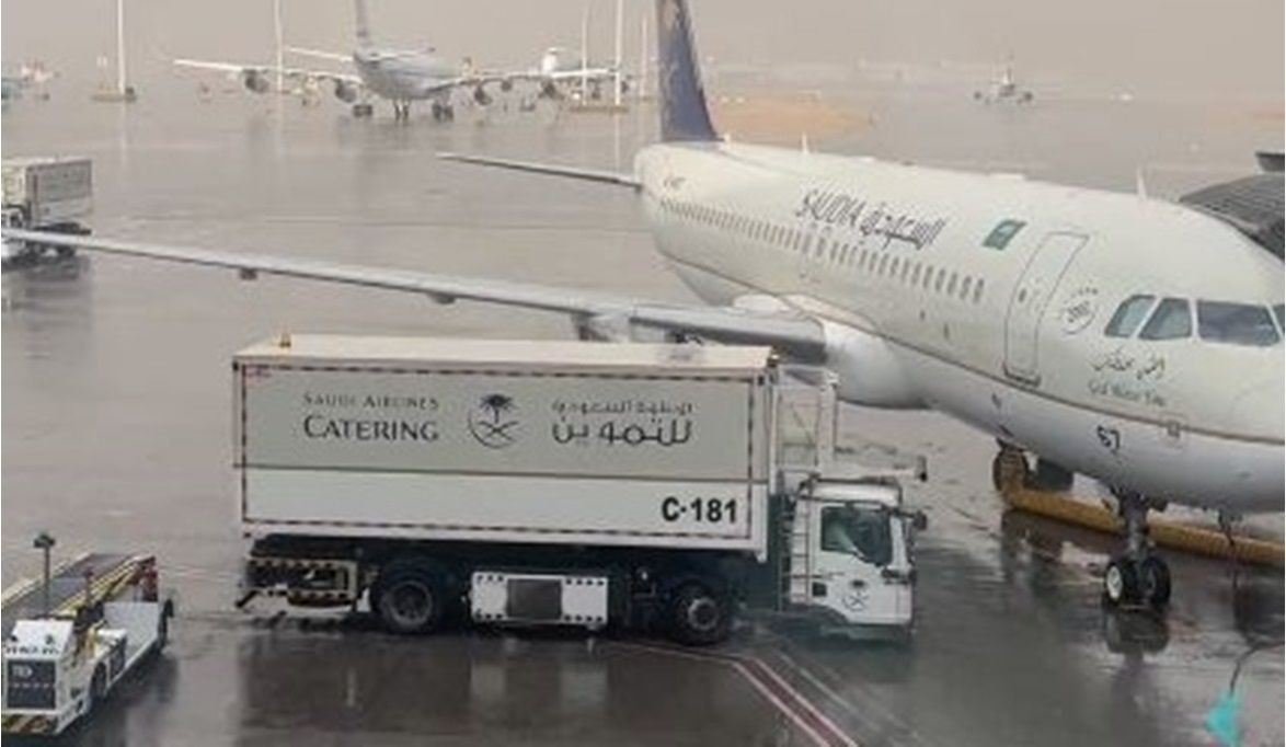 بيان توضيحي من مطار الملك خالد حول انحراف طائرة أثناء هبوطها