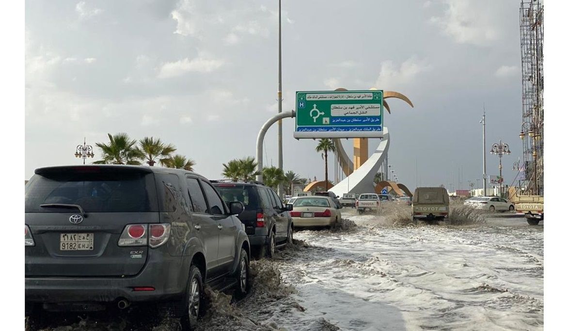 عاجل.. أمطار وسيول وصواعق لـ11 مساءً على الرياض والمدينة و7 مناطق