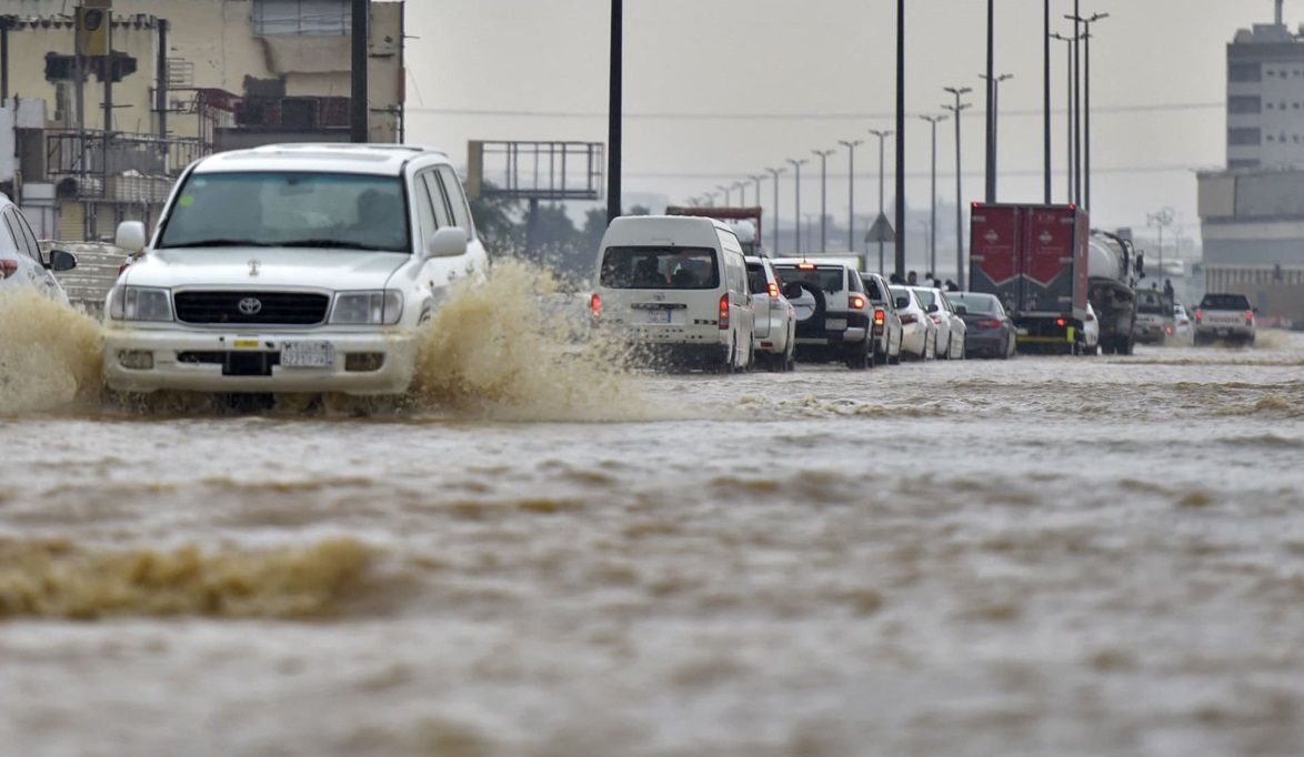 إنذار أحمر من الأرصاد لأهالي الرياض والحدود الشمالية: أمطار غزيرة وسيول وبرد