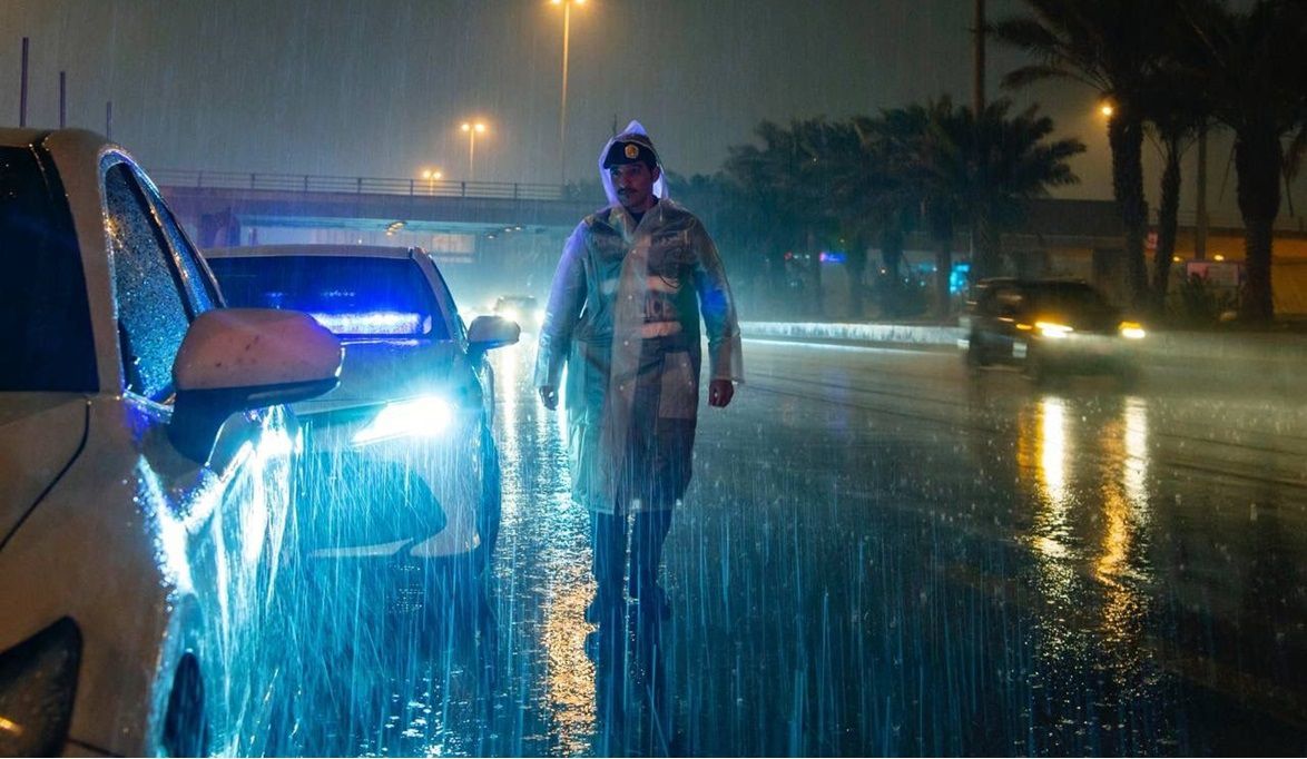 تجنبًا للغرامات والمخالفات.. "المرور" يطالب بالالتزام بـ8 تدابير عند القيادة خلال الأمطار