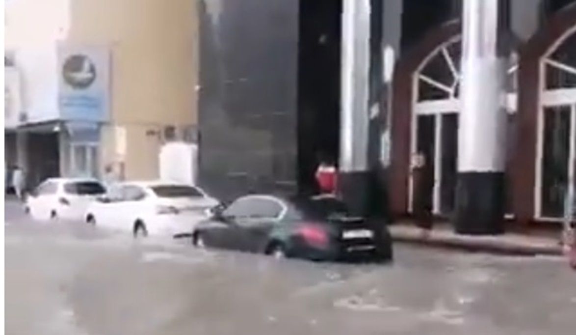 أمواج متلاطمة.. شاهد الفيضانات تُغرق شوارع الشارقة جراء منخفض المطير