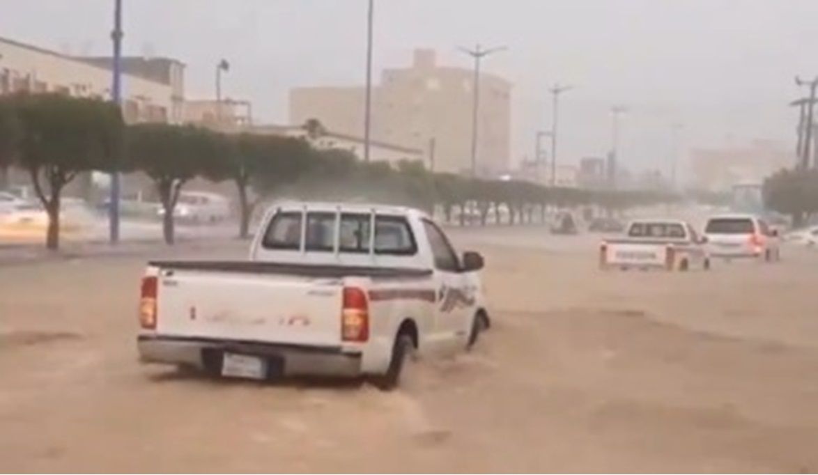 لا يُصدق.. شاهد ماذا فعلت السيول بشوارع محافظة بلقرن في عسير؟