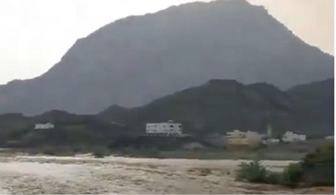 نهر جاري.. شاهد قوة جريان السيول بوادي بطاط في المخواة بالباحة