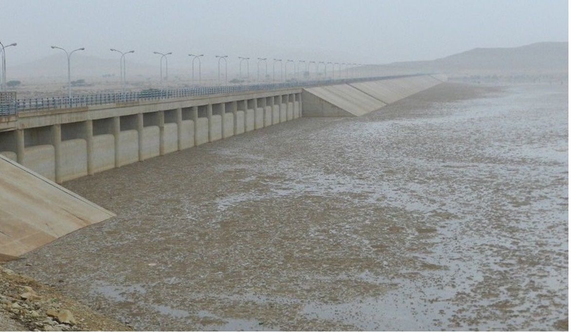 أمطار الرياض.. شاهد لحظة فتح عبارات سد الحريق والسيول تصل المزارع