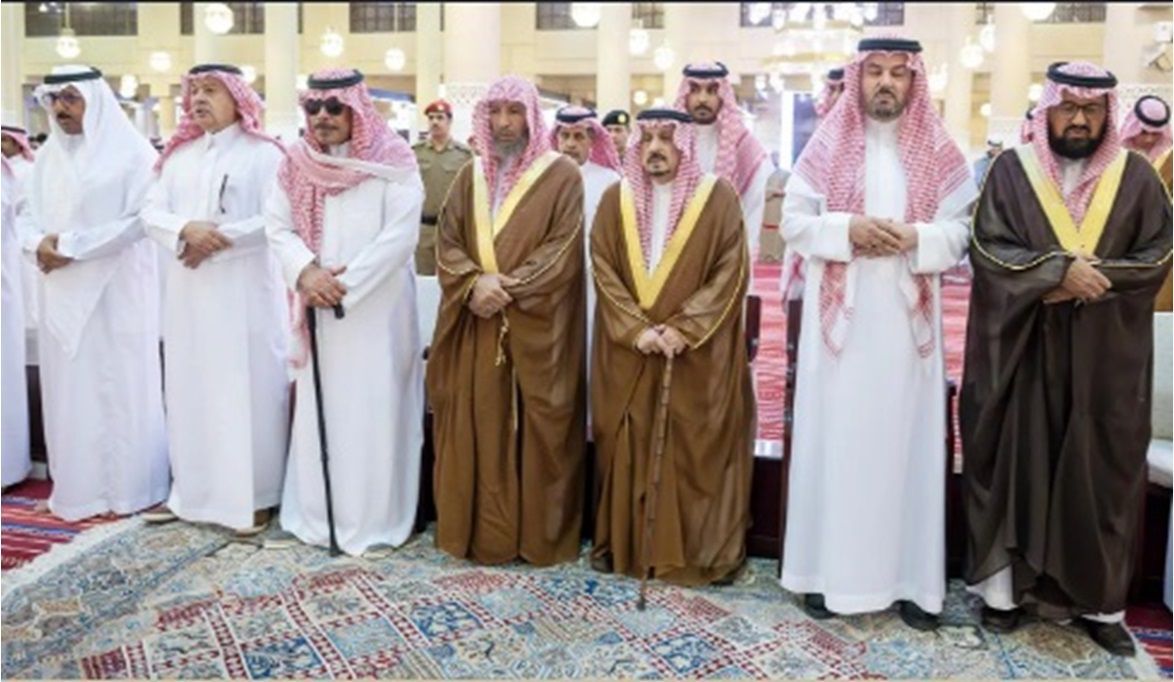 أمير الرياض يؤدي صلاة الميت على الأمير منصور بن بدر بن سعود بن عبدالعزيز
