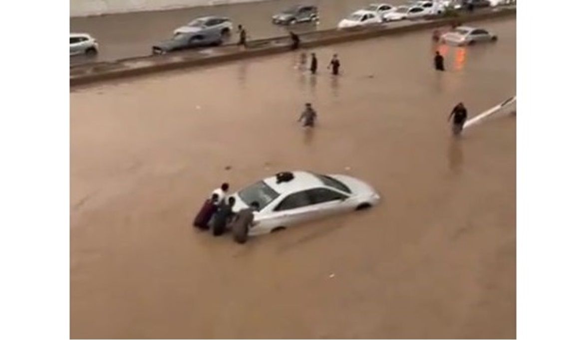 شاهد.. السيول تغرق أحد الأنفاق بالمدينة المنورة