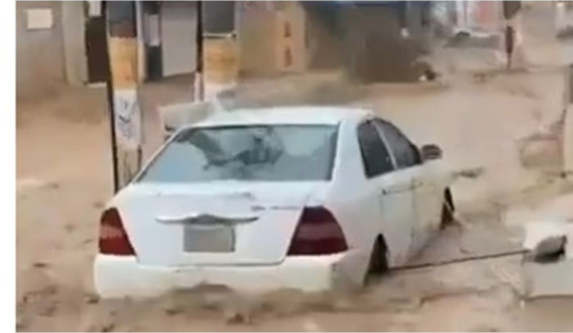 السيول أنهارًا.. استمرار هطول الأمطار الغزيرة على المدينة (فيديو)