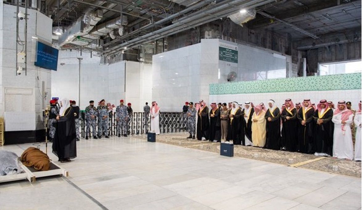 الأمير سعود بن مشعل يؤدي صلاة الميت على الدكتور عبدالله المعطاني