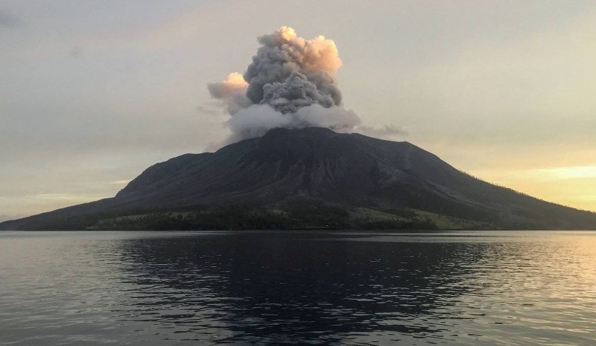 إغلاق المطارات.. بركان "روانج" الإندونيسي يثور مجددًا وإخلاء المنازل