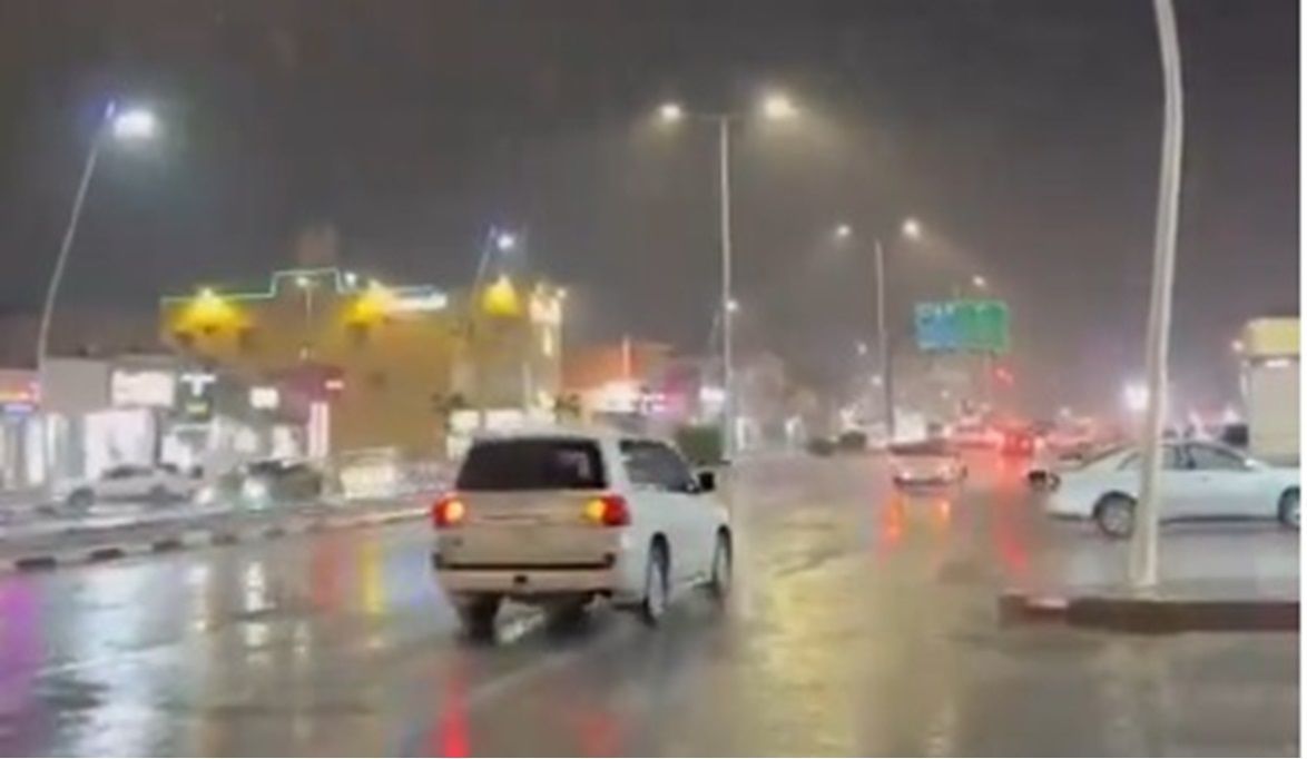 بالفيديو.. تساقط أمطار ليلية غزيرة على عفيف بالرياض
