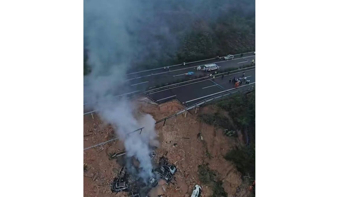 بالفيديو.. مقتل وإصابة العشرات جراء انهيار طريق سريع في الصين