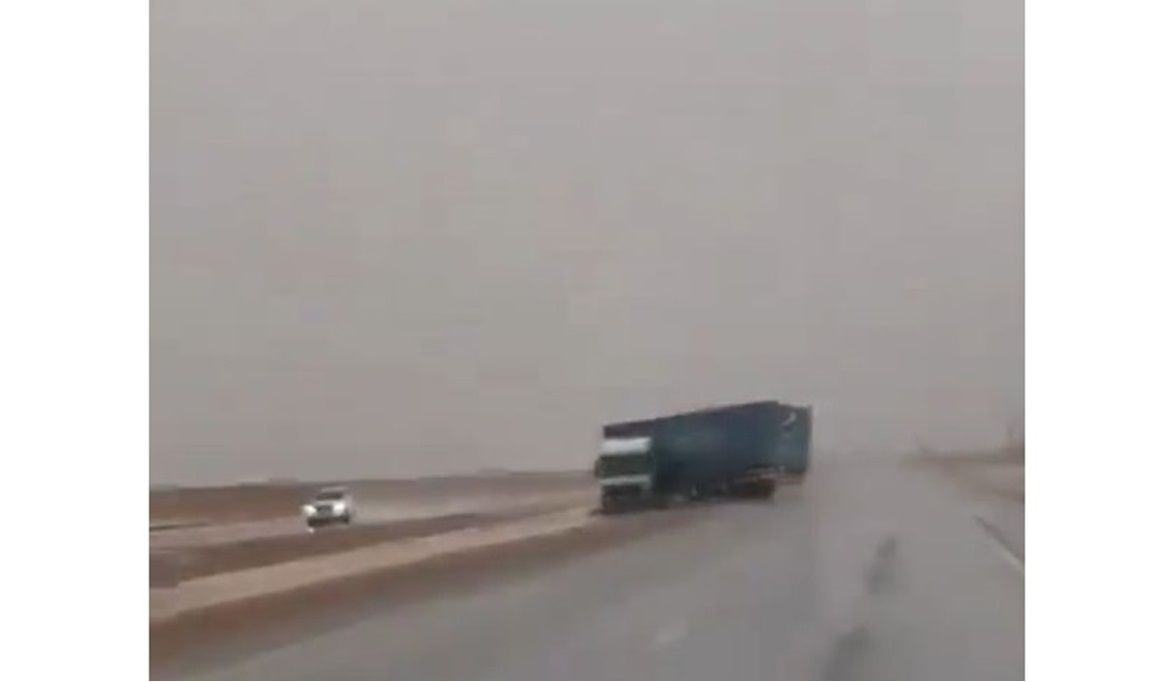 انحراف شاحنة عن مسارها بسبب غزارة الأمطار في القصيم (فيديو)