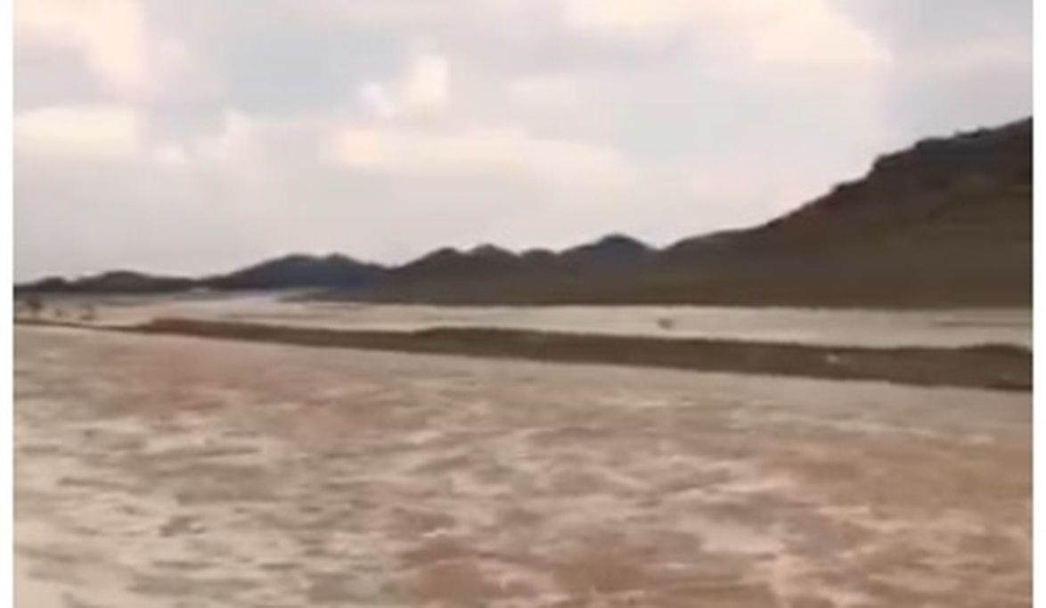 أنهار جارية.. استمرار تساقط الأمطار مع السيول القوية على مناطق المملكة (فيديو)