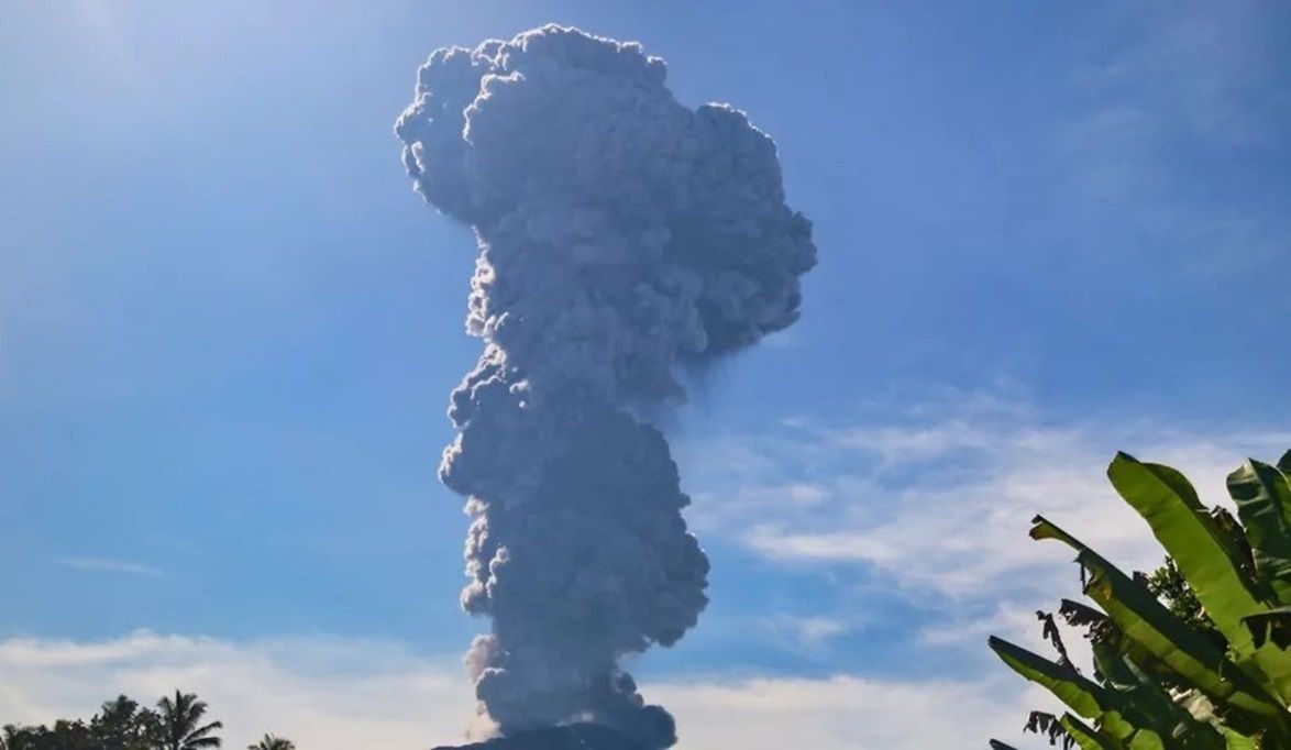 برج من الرماد بارتفاع 5 كيلومترات.. ثوران بركان جبل إيبو في إندونيسيا (صور)