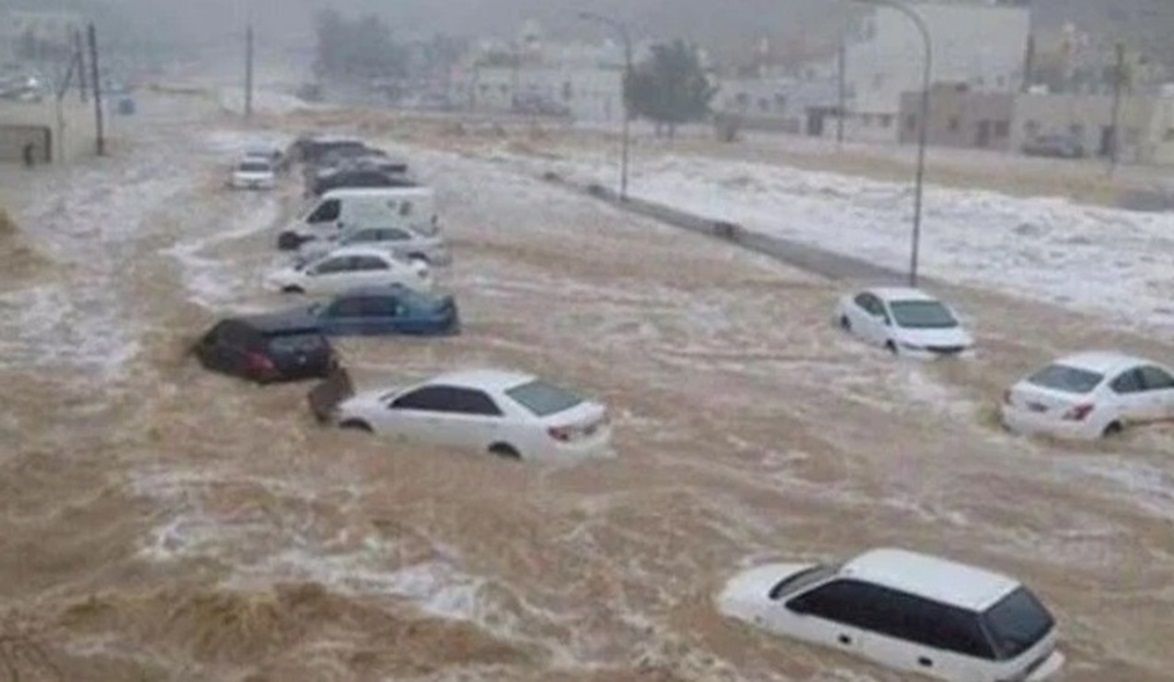 شاهد.. السيول تجرف طريق "الشامية – القفيف" شرق مكة