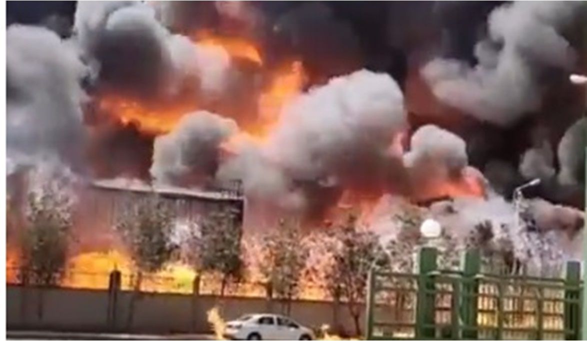 بيان لـ"الدفاع المدني" بشأن حريق في مصنع الأحبار بجدة (فيديو)