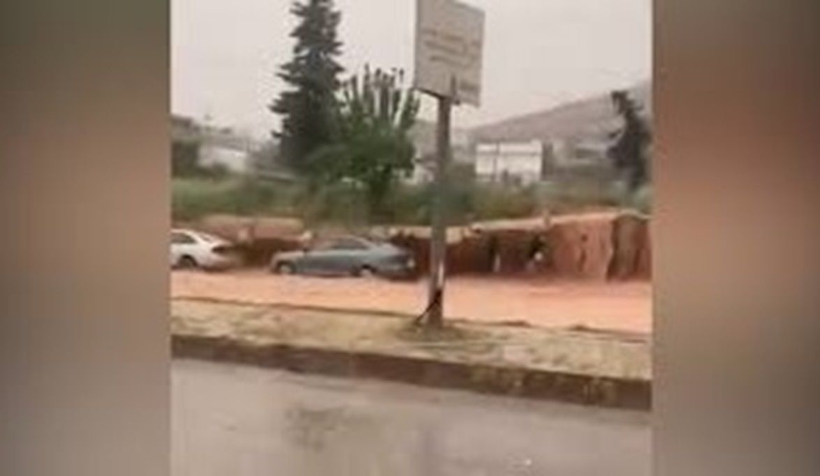 مشهد مذهل لانهيار جدار على أشخاص بسبب السيول في أربيل