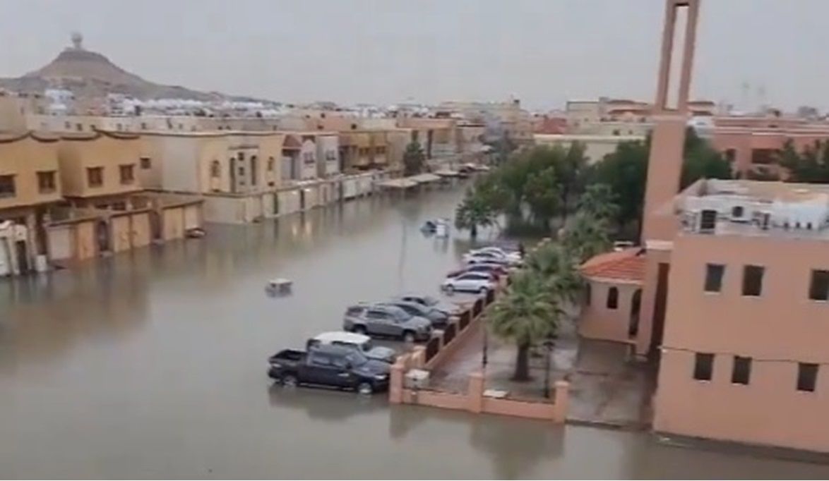 أنهار جارية.. السيول تُغرق الطرق والشوارع وتملأ الأنفاق والأودية والشعاب (فيديو)