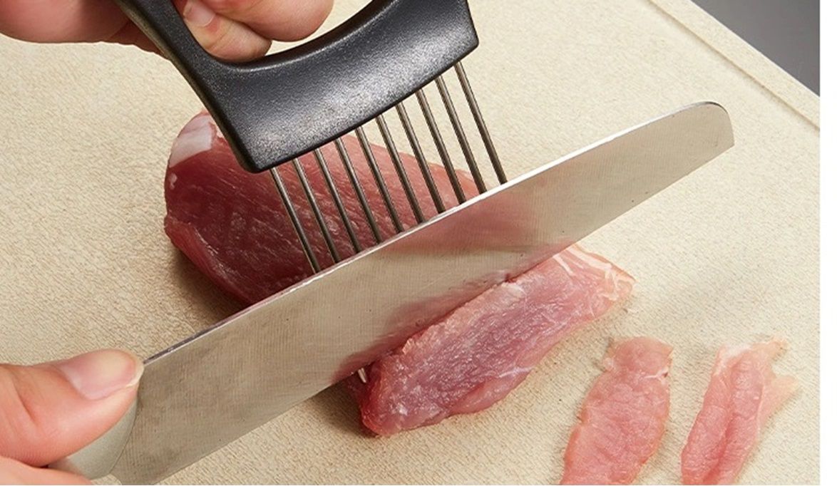 مختصة تُحذر من استخدام أدوات تقطيع اللحوم في تجهيز الخضار: كارثة