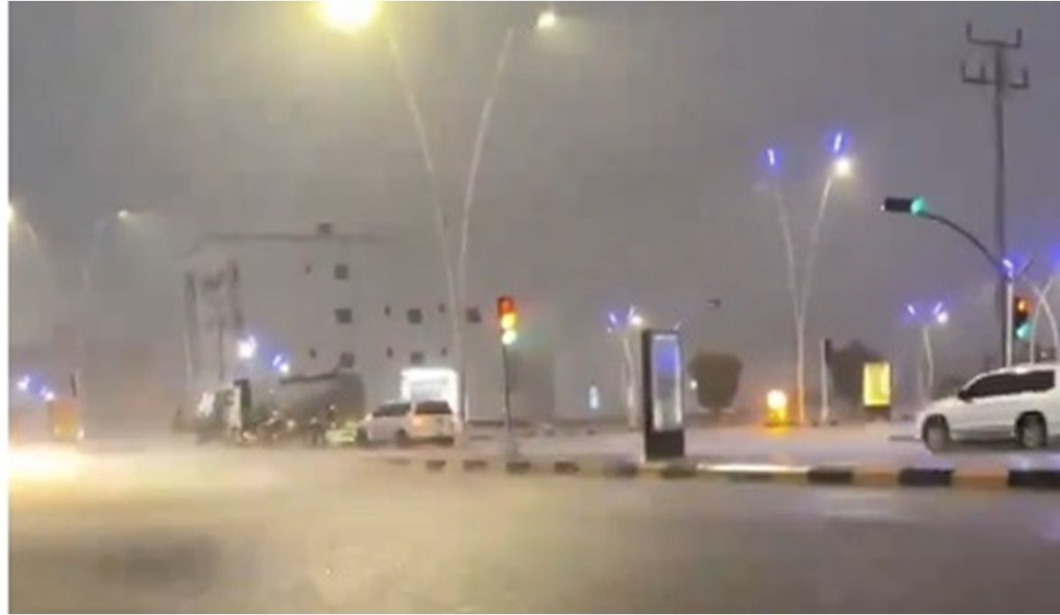 طقس الرياض.. شاهد قوة العصف المطري الغزير المتساقط على الأفلاج