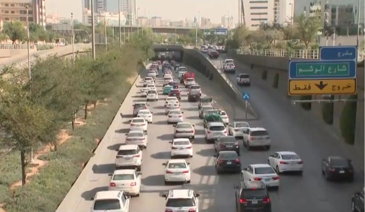 شاهد ماذا فعل قائدو المركبات بعد مغادرة رجل المرور في الرياض؟ (فيديو)