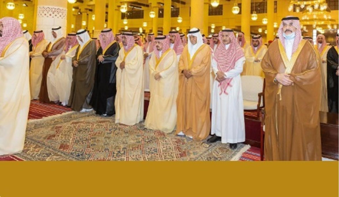أمير منطقة الرياض يؤدي صلاة الميت على الأمير بدر بن عبدالمحسن بن عبدالعزيز