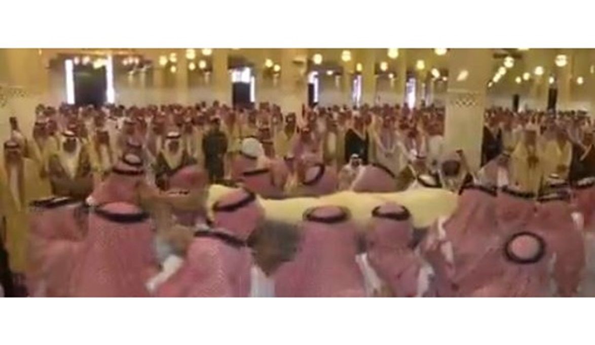 شاهد.. لحظة تشييع جثمان الأمير بدر بن عبدالمحسن
