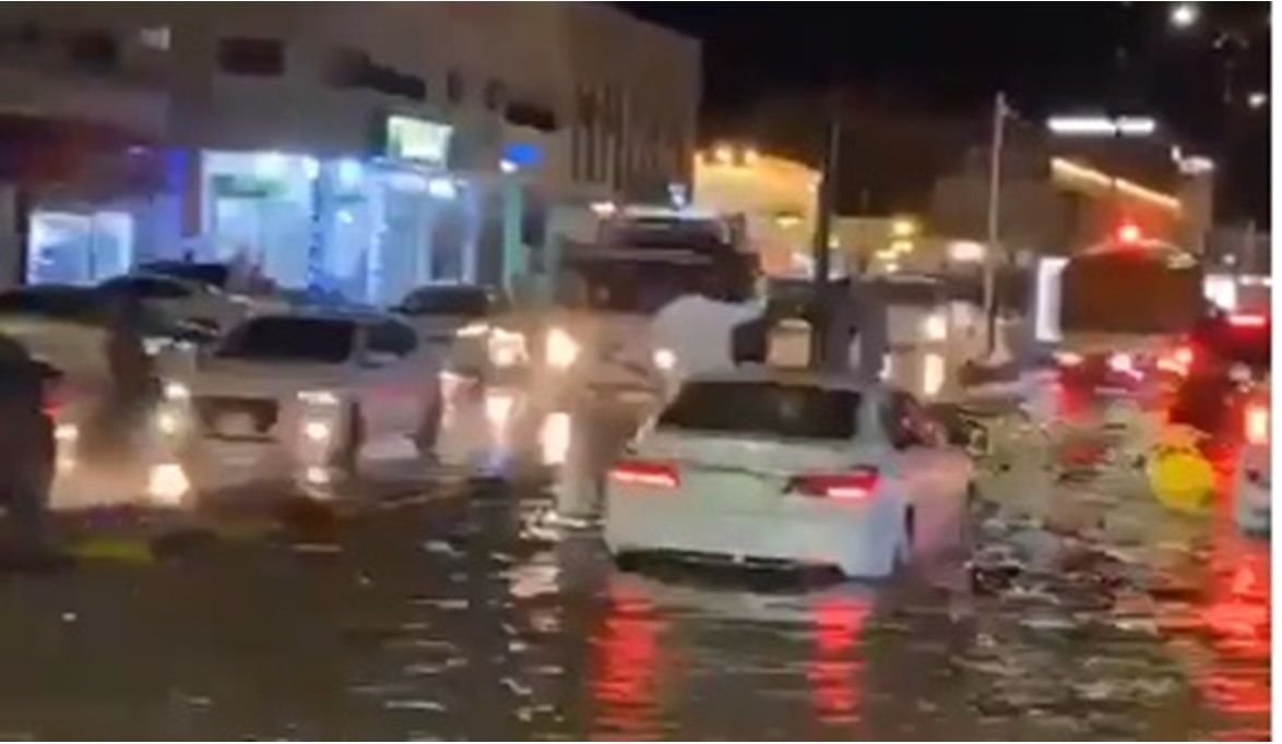 أمطار الرياض.. تقلبات جوية والسيول تفرق الأحياء وتغطي أرصفة الشوارع (فيديو)