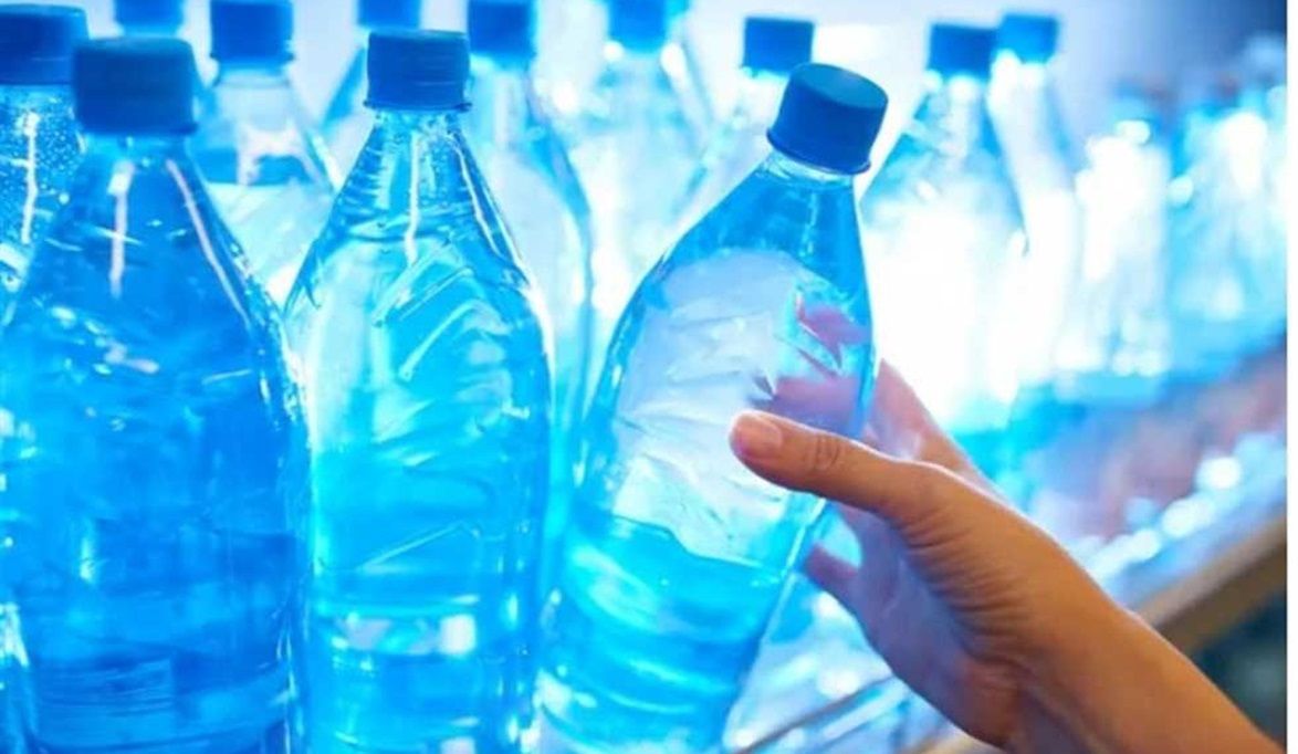 سبب خطير.. طبيب: لهذا لا أشرب الماء من زجاجة بلاستيكية