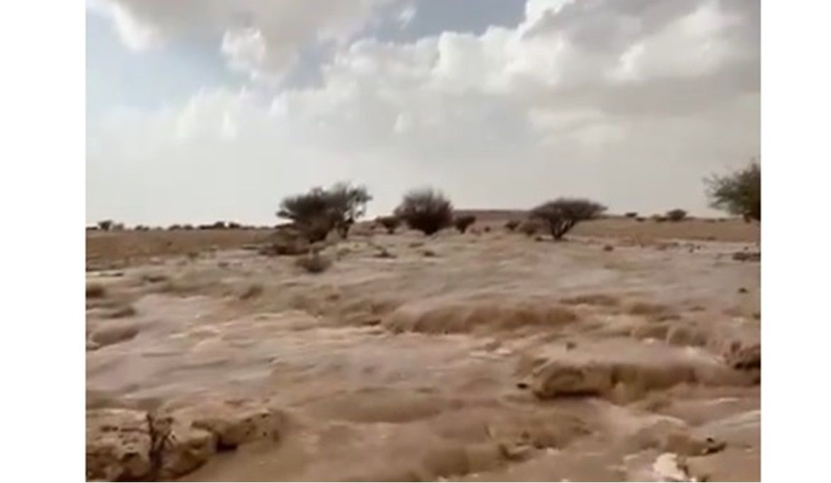 بالفيديو.. أمطار غزيرة غرب الأفلاج وسيول في البديع