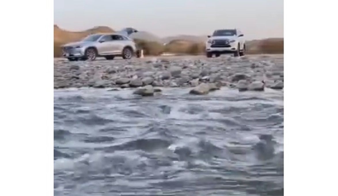 لليوم السابع على التوالي.. استمرار تدفق المياه الصافية في وادي حورة بمنطقة مكة (فيديو)