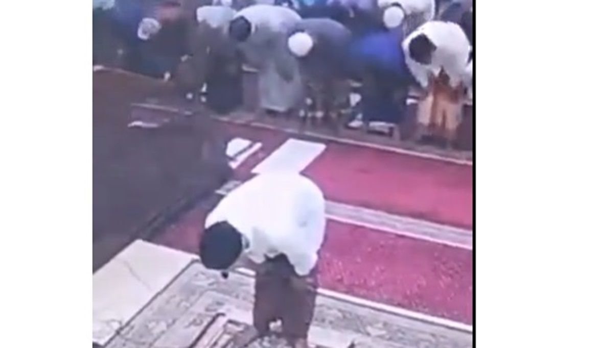 لحظة مؤثرة.. وفاة إمام مسجد أثناء الركوع بصلاة الفجر في أحد مساجد إندونيسيا