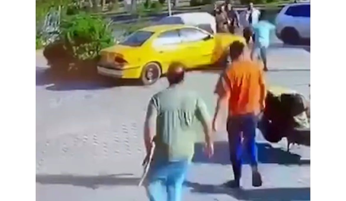 فيديو.. مشاجرة بالأسلحة النارية أمام مركز شرطة في بغداد دون تدخل الأمن