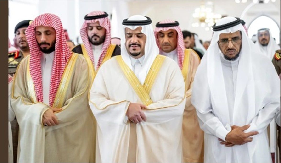 نائب أمير منطقة الرياض يؤدي صلاة الميت على والدة الأمير سلطان بن محمد بن عبدالعزيز آل سعود