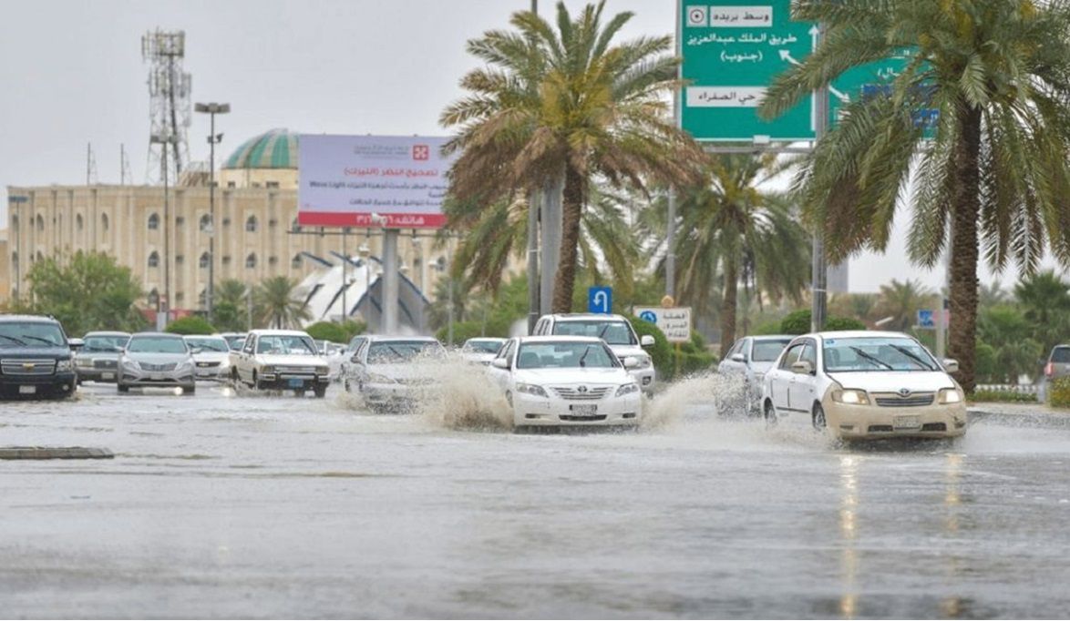 عاجل.. "الأرصاد" يٌحذر سكان مكة والمدينة والرياض و9 مناطق من أمطار رعدية غزيرة وجريان السيول
